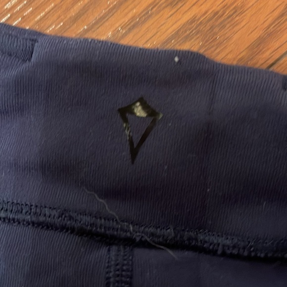 ivivva NAVY BLUE LEGGINGS, size 14 kids size right under womens XS. SEND OFFERS! - Picture 3 of 4
